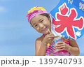 夏の海辺でかき氷を食べる女の子 139740793