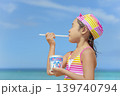 夏の海辺でかき氷を食べる女の子 139740794