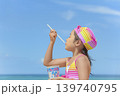夏の海辺でかき氷を食べる女の子 139740795