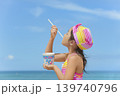 夏の海辺でかき氷を食べる女の子 139740796