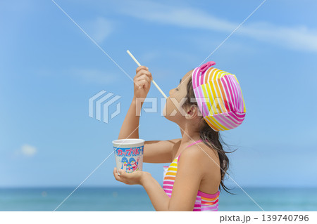 夏の海辺でかき氷を食べる女の子 139740796
