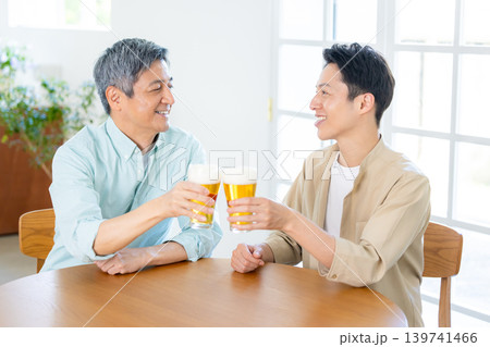 家族 ビールを飲む父と息子 家族 ビールを飲む父と息子 139741466