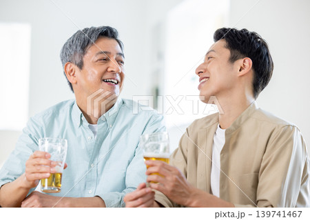 家族　ビールを飲む父と息子 139741467