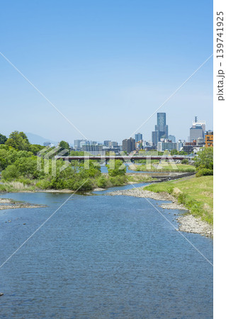 春の広瀬川と仙台市全景　 139741925