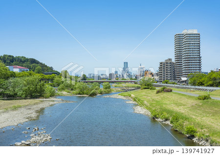 春の広瀬川と仙台市全景　 139741927