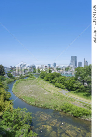 春の広瀬川と仙台市全景　 139741936