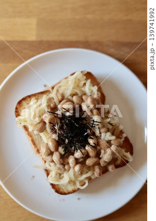 納豆と切り干し大根の甘酢漬けのヘルシー和トースト 納豆と切り干し大根の甘酢漬けのヘルシー和トースト 139741992