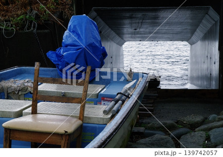 夏の天気の悪い日の福井市の越前海岸は、風と雨が強く海が荒れ、時に付近のお地蔵ううさんに願掛けすうる。 夏の天気の悪い日の福井市の越前海岸は、風と雨が強く海が荒れ、時に付近のお地蔵ううさんに願掛けすうる。 139742057