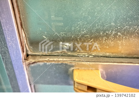 掃除前の水垢たっぷりのお風呂のドア Unit bath door with limescale 掃除前の水垢たっぷりのお風呂のドア Unit bath door with limescale 139742102