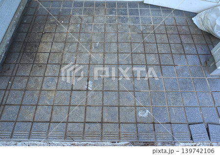掃除前の汚い玄関タイル Dirty tile of the entrance 掃除前の汚い玄関タイル Dirty tile of the entrance 139742106