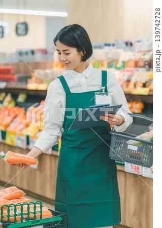 supermarket 139742728