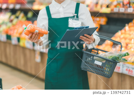 supermarket 139742731