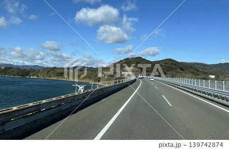 浜名湖沿いの道路風景 青空と湖が広がるドライブイメージ 139742874