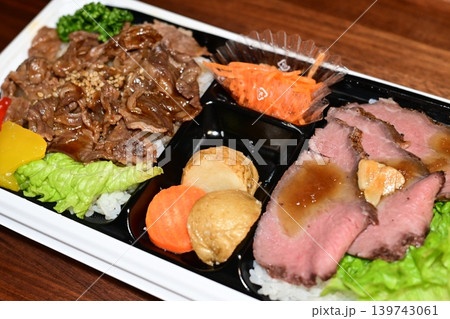 贅沢なローストビーフ＆焼肉のW肉弁当 139743061