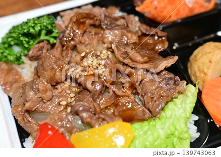 ボリューム満点の牛カルビ焼肉弁当 ボリューム満点の牛カルビ焼肉弁当 139743063