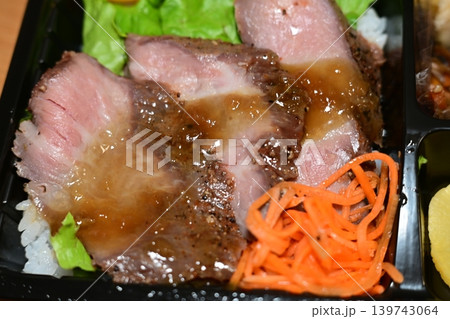 特製ソースが輝く!ジューシーなローストビーフ弁当 特製ソースが輝く!ジューシーなローストビーフ弁当 139743064