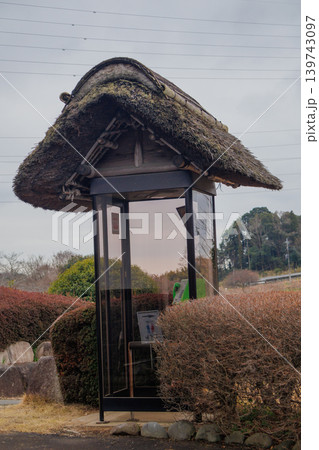 常陸風土記の丘にある茅葺き屋根の電話ボックス 139743097