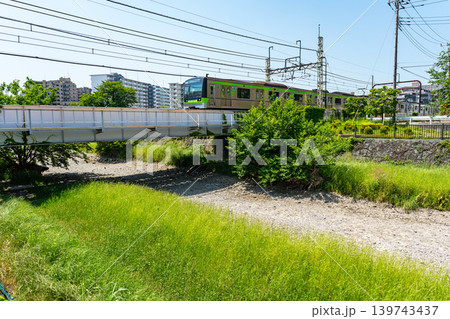 カラカラの野川と京王線を眺める 東京都調布市菊野台 カラカラの野川と京王線を眺める 東京都調布市菊野台 139743437