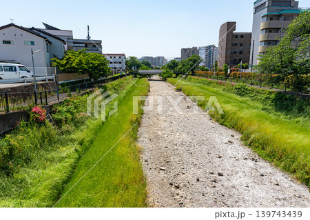 甲州街道 馬橋から乾いた野川を見る 南側 東京都調布市国領町 甲州街道 馬橋から乾いた野川を見る 南側 東京都調布市国領町 139743439
