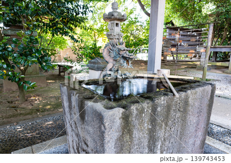 虎狛山日光院 祇園寺の手水舎で水をくむ　東京都調布市佐須町 139743453