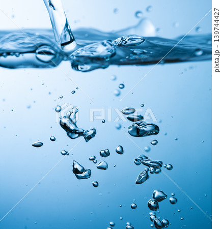 水を注ぐ 水を注ぐ 139744427