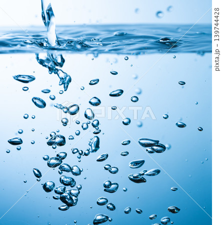 水を注ぐ 水を注ぐ 139744428