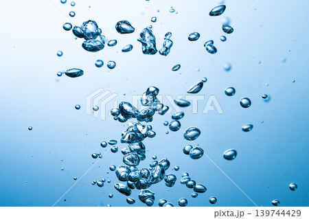 水を注ぐ 水を注ぐ 139744429
