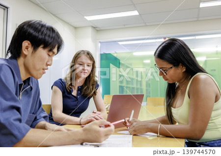大学の講義室でミーティングをする大学生 大学の講義室でミーティングをする大学生 139744570