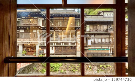 「本館古勢起屋」窓越しに見る温泉街の街並み(個室の広縁から)〈銀山温泉/山形県尾花沢市〉 139744730