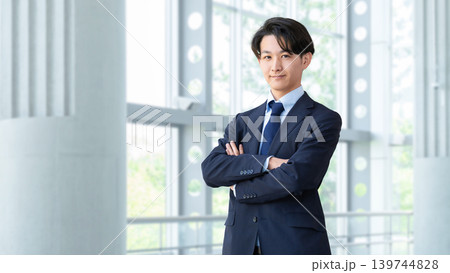 腕を組む男性ビジネスマン 腕を組む男性ビジネスマン 139744828