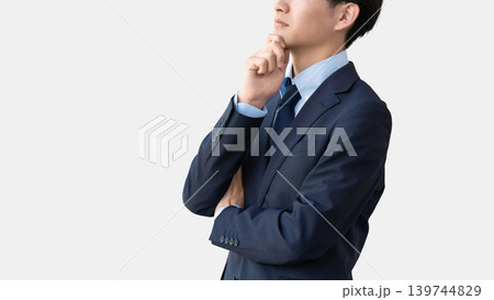 考えごとをする男性ビジネスマン 考えごとをする男性ビジネスマン 139744829