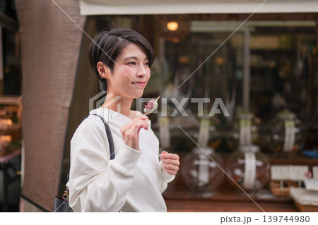 観光地で食べ歩きをする女性 139744980