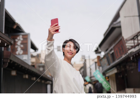 観光地でスマートフォンで写真を撮る女性 139744993
