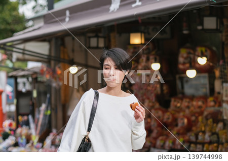 観光地で食べ歩きをする女性 観光地で食べ歩きをする女性 139744998