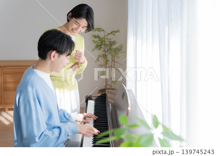 ピアノ教室の先生と生徒 ピアノ教室の先生と生徒 139745243