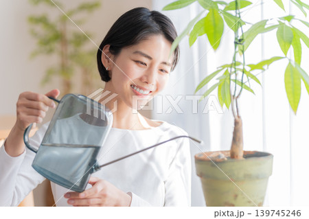 観葉植物にジョウロで水やりする女性 139745246