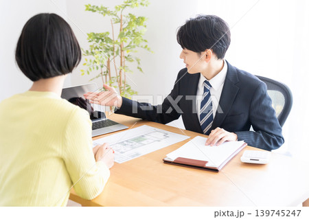 若手不動産営業マンと客 若手不動産営業マンと客 139745247