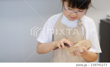 紙やすりで木材を研磨する子供(工作・DIY) 紙やすりで木材を研磨する子供(工作・DIY) 139745273
