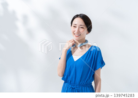 クールリングをつける女性（夏・熱中症対策） 139745283
