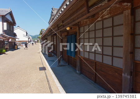 徳島県美馬市脇町「うだつの町並み」に佇む伝統的な木造建築と歴史ある街道風景 徳島県美馬市脇町「うだつの町並み」に佇む伝統的な木造建築と歴史ある街道風景 139745381