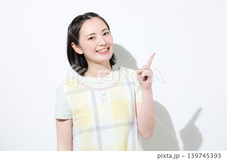 保育士や介護士、お母さんなど、働く女性の笑顔とポイントと指差し、カメラ目線の笑顔 転職や求人 保育士や介護士、お母さんなど、働く女性の笑顔とポイントと指差し、カメラ目線の笑顔 転職や求人 139745393