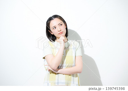 白背景で保育士や介護士、お母さんなど働く女性のトラブルが心配で悩む考える迷う困るポーズ、 転職や求人 白背景で保育士や介護士、お母さんなど働く女性のトラブルが心配で悩む考える迷う困るポーズ、 転職や求人 139745398