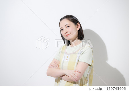 保育士や介護士、お母さんなど働く女性のトラブルが心配で悩む考える迷う困るポーズ、 転職や求人 保育士や介護士、お母さんなど働く女性のトラブルが心配で悩む考える迷う困るポーズ、 転職や求人 139745406