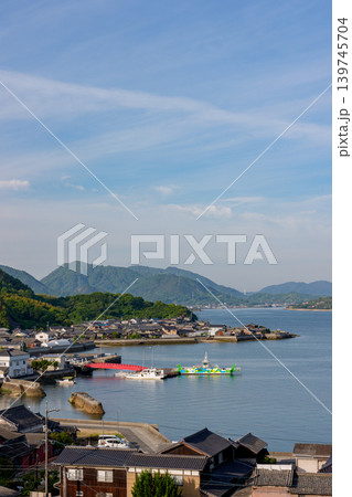 しまなみ海道因島 瀬戸内海に広がる漁村の風景  139745704