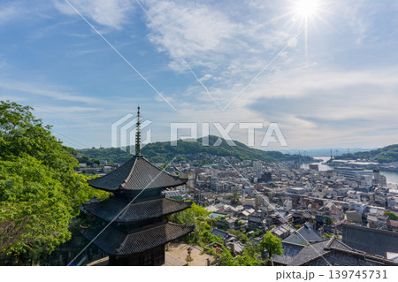 広島県尾道市 天寧寺三重塔と尾道の町並みと瀬戸内海 広島県尾道市 天寧寺三重塔と尾道の町並みと瀬戸内海 139745731
