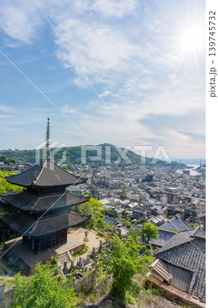 広島県尾道市 天寧寺三重塔と尾道の町並みと瀬戸内海 139745732