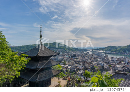 広島県尾道市 天寧寺三重塔と尾道の町並みと瀬戸内海 139745734