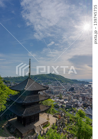 広島県尾道市 天寧寺三重塔と尾道の町並みと瀬戸内海 広島県尾道市 天寧寺三重塔と尾道の町並みと瀬戸内海 139745735