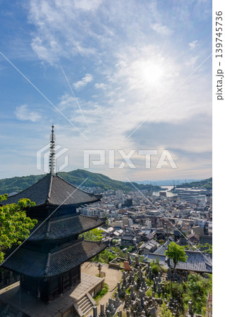 広島県尾道市 天寧寺三重塔と尾道の町並みと瀬戸内海 139745736