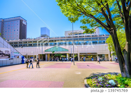 日本の横浜都市景観5月18日。夏日…新緑に映える桜木町駅や電車などを望む。ぴおシティの屋上は白看板… 日本の横浜都市景観5月18日。夏日…新緑に映える桜木町駅や電車などを望む。ぴおシティの屋上は白看板… 139745769